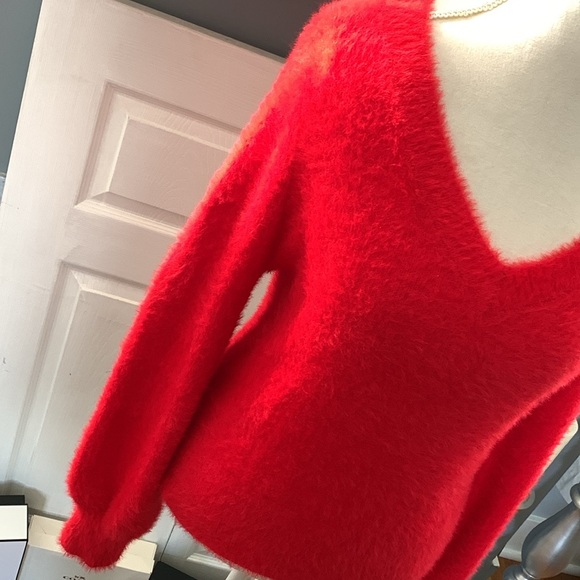 Signature Studio Sweater - Picture 4 of 10